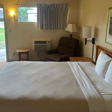 Big Bend Traveler'S Inn Great Bend Exteriör bild