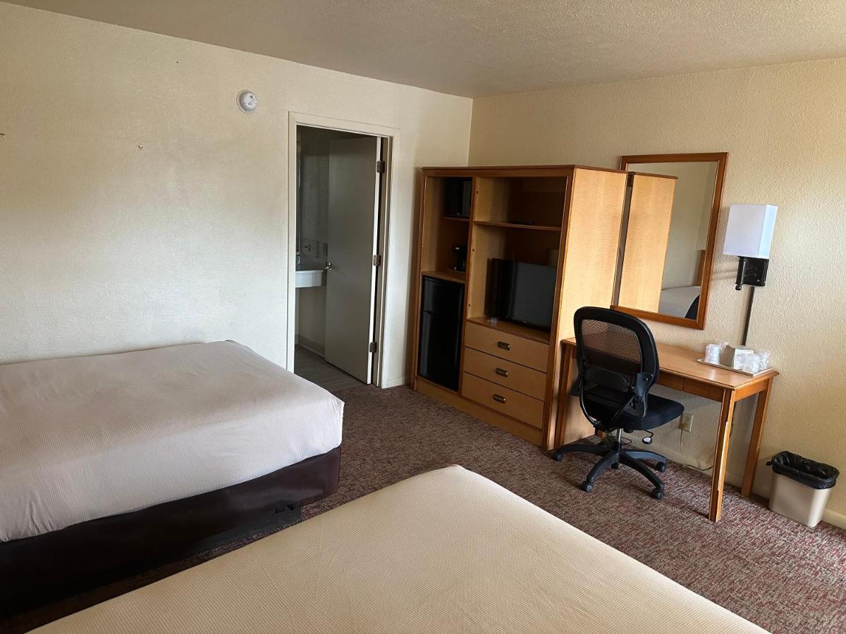 Big Bend Traveler'S Inn Great Bend Exteriör bild